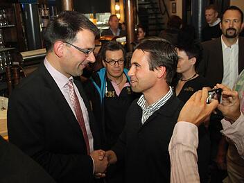 Patrick Kölbel, Kreisvorsitzender der Jungen Union Kulmbach, beglückwünscht Martin Schöffel zu seinem Wahlerfolg. Fotos: Dagmar Besand