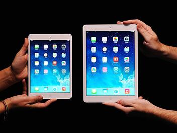 Das iPad mini und das große iPad im Vergleich. Die Apple-Präsentation wurde zeitgleich in einen Apple-Laden in London übertragen, wo Journalisten die Geräte anfasssen durften. Foto: Facun do Arrizabalaga/dpa