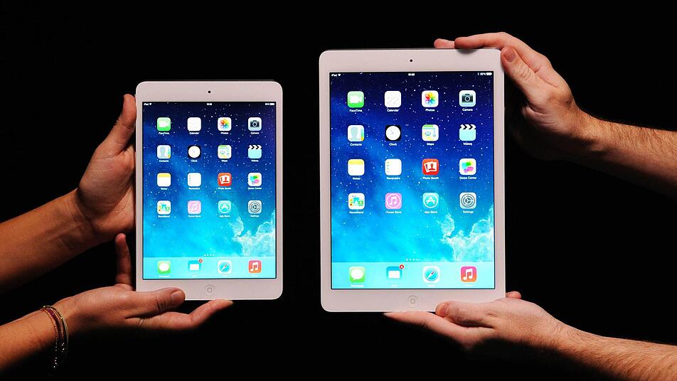 Das iPad mini und das große iPad im Vergleich. Die Apple-Präsentation wurde zeitgleich in einen Apple-Laden in London übertragen, wo Journalisten die Geräte anfasssen durften. Foto: Facun do Arrizabalaga/dpa