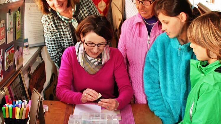 Claudia Geisel drückt gute Wünsche zu allen Gelegenheiten in kleinen Kunstwerken aus.