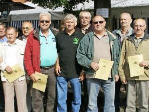 Sie hoben den Lindenverein Oberschleichach vor 35 Jahren aus der Taufe, zum 35. Lindenfest wurden sie vom Vorsitzenden Norbert Then (links) geehrt. Fotos: Sabine Weinbeer