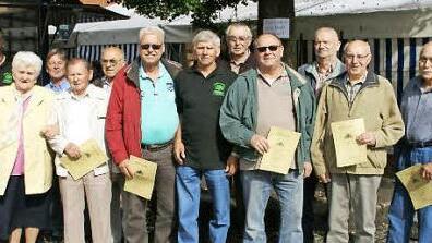 Sie hoben den Lindenverein Oberschleichach vor 35 Jahren aus der Taufe, zum 35. Lindenfest wurden sie vom Vorsitzenden Norbert Then (links) geehrt. Fotos: Sabine Weinbeer