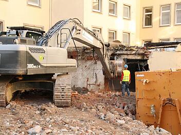 Es bewegt sich was in der Stadt: Die Bagger zumindest am alten Kurhaushotel. Foto: Paul Ziegler
