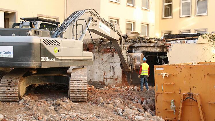 Es bewegt sich was in der Stadt: Die Bagger zumindest am alten Kurhaushotel. Foto: Paul Ziegler