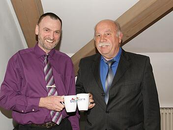 Zusammen 50 Jahre im Amt: Für die Stadt Eltmann und ihre Stadtteile stoßen die Jubel-Stadträte Aloysius Böhnlein (links) und Hans-Georg Häfner "notfalls" sogar mit Kaffeetassen an.  Foto: Sabine Weinbeer