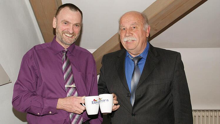 Zusammen 50 Jahre im Amt: Für die Stadt Eltmann und ihre Stadtteile stoßen die Jubel-Stadträte Aloysius Böhnlein (links) und Hans-Georg Häfner "notfalls" sogar mit Kaffeetassen an.  Foto: Sabine Weinbeer