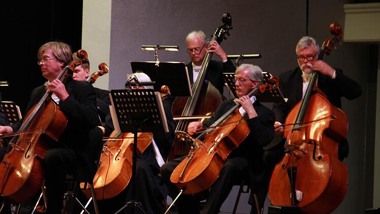 Das Kulmbacher Kammerorchester bekam minutenlangen Schlussapplaus für seine musikalische Reise durch England. Foto: Katharina Müller-Sanke