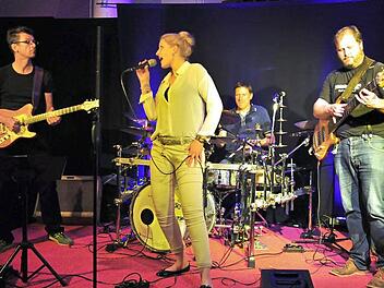 Rhythmus, Melodie, technische Perfektion und Spielfreude begeisterten die Zuhörer, die das Konzert der "2Men Group" mit Hermann Kock (Schlagzeug) und Moritz Grenzmann (Bass) sowie der Sängerin Judith Erb und dem Gitarristen Thomas Langer (von links) beim Kulturamt Haßfurt erlebten. Foto: Ulrike Langer
