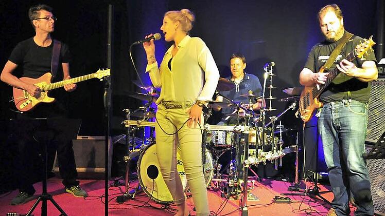 Rhythmus, Melodie, technische Perfektion und Spielfreude begeisterten die Zuhörer, die das Konzert der "2Men Group" mit Hermann Kock (Schlagzeug) und Moritz Grenzmann (Bass) sowie der Sängerin Judith Erb und dem Gitarristen Thomas Langer (von links) beim Kulturamt Haßfurt erlebten. Foto: Ulrike Langer