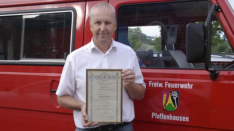 Stolz präsentiert Vereinsvorsitzender Detlef Heim die Gründungsurkunde der Feuerwehr Pfaffenhausen, die am Wochenende ihr 135-jähriges Bestehen feiert. Foto: Winfried Ehling