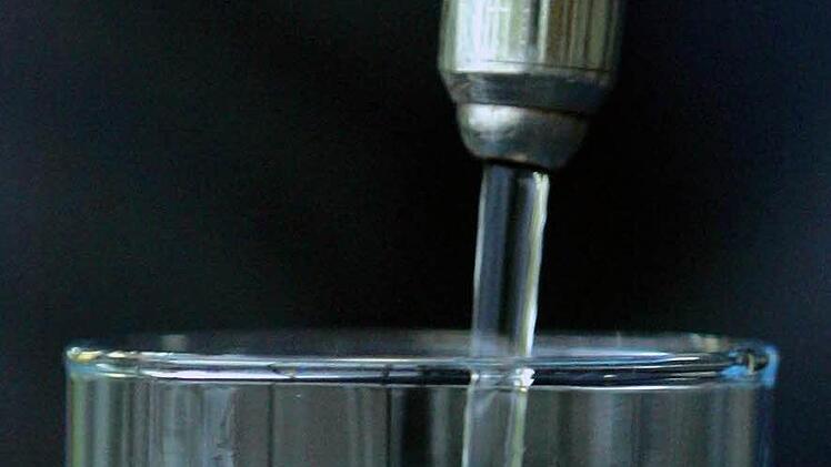 Der Zweckverband Wasserversorgung Frankenwaldgruppe er höht im nächsten Jahr den Trinkwasserpreis.  Symbolbild: Patrick Seeger/dpa