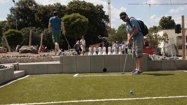 Gut gezielt ist fast gewonnen. Doch an den Belag müssen sich Minigolf-Spieler erst gewöhnen.  Foto: J. Hofbauer