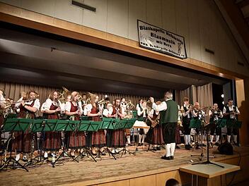 Mit Blasmusik in ihrer Ursprünglichkeit fernab jedes volksmusikalischen Kitsches erfreute die Blaskapelle aus Hofstetten unter Leitung von Klaus Rambacher beim 16. Abend der Blasmusik in der Stadthalle von Königsberg die vielen Zuhörer. Fotos: Gerold Snater