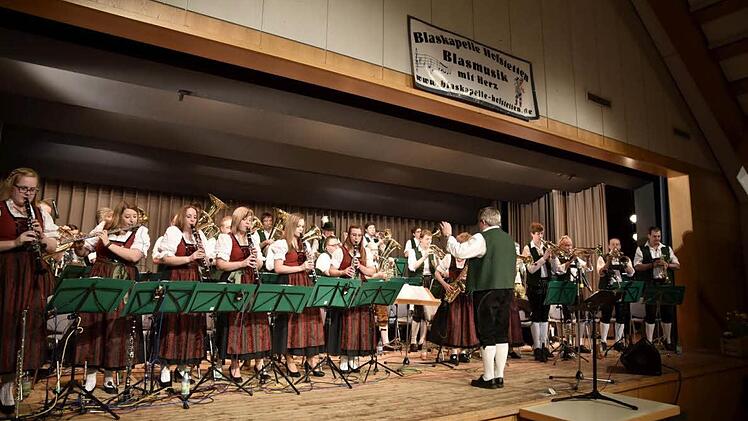 Mit Blasmusik in ihrer Ursprünglichkeit fernab jedes volksmusikalischen Kitsches erfreute die Blaskapelle aus Hofstetten unter Leitung von Klaus Rambacher beim 16. Abend der Blasmusik in der Stadthalle von Königsberg die vielen Zuhörer. Fotos: Gerold Snater
