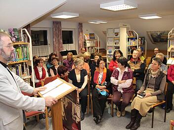 Bei den Lesenächten kann Büchereileiter Johannes Weiß (l.) regelmäßig ein interessiertes Publikum begrüßen. Fotos: Johanna Blum