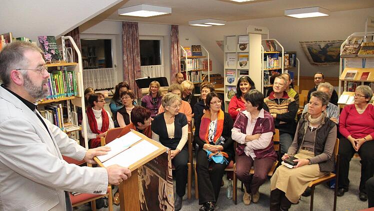 Bei den Lesenächten kann Büchereileiter Johannes Weiß (l.) regelmäßig ein interessiertes Publikum begrüßen. Fotos: Johanna Blum
