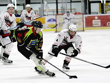 Neuzugang Lukas-Andreas Thebus (rechts) will mit den "Hawks" gegen Selb 1b und in Amberg an den Sieg gegen Bad Kissingen anknüpfen. Gleichzeitig hofft der 20-Jährige Ex-DNL-Spieler, weitere Scorerpunkte zu sammeln.