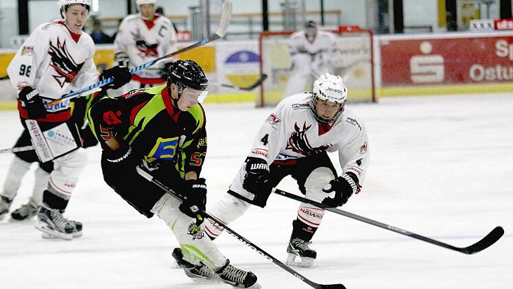 Neuzugang Lukas-Andreas Thebus (rechts) will mit den "Hawks" gegen Selb 1b und in Amberg an den Sieg gegen Bad Kissingen anknüpfen. Gleichzeitig hofft der 20-Jährige Ex-DNL-Spieler, weitere Scorerpunkte zu sammeln.