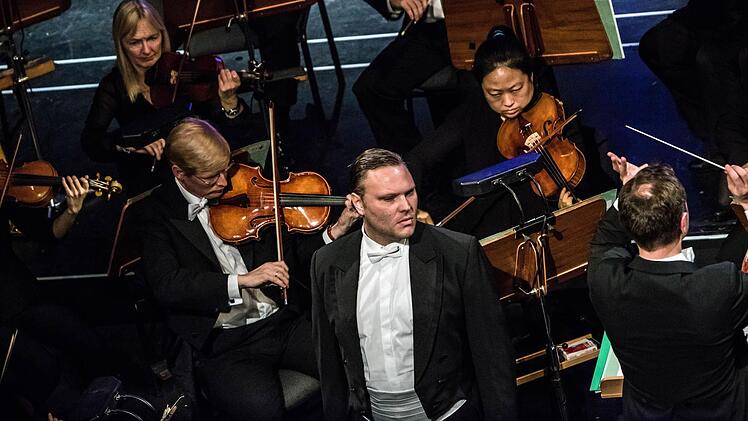 Impressionen vom Sinfoniekonzert des Landestheaters unter der Leitung von Alexander Merzyn: Vokalsolist war Felix Rathgeber.Foto: Jochen Berger