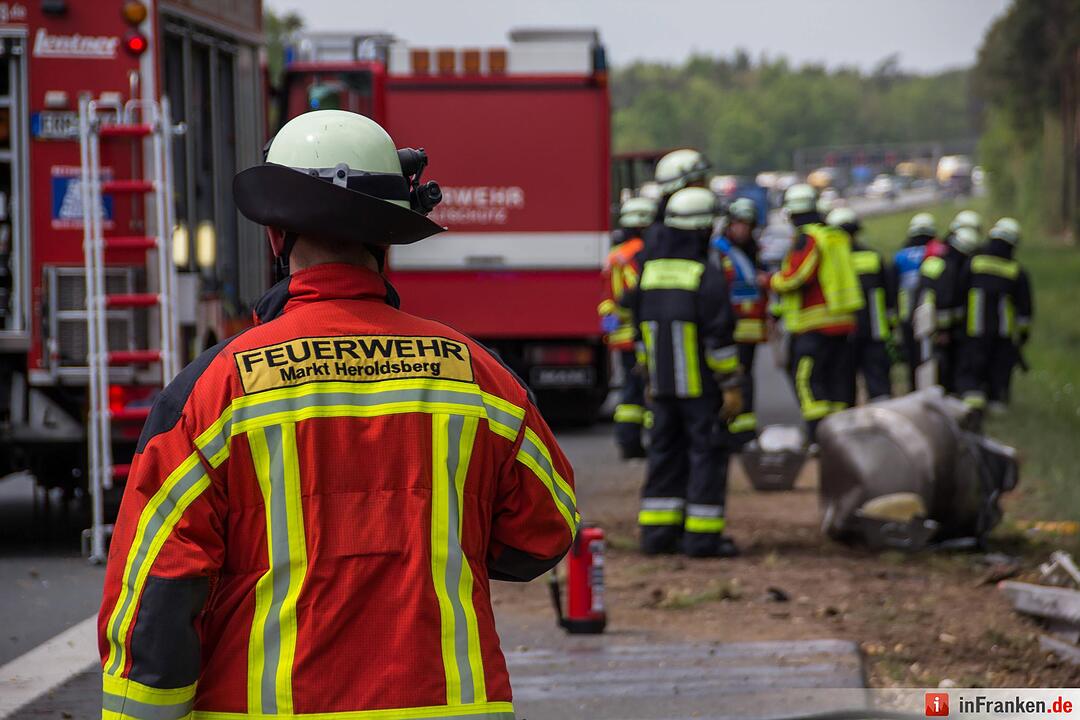 Nürnberg_ Schwerer Lkw-Unfall nach Reifenplatzer