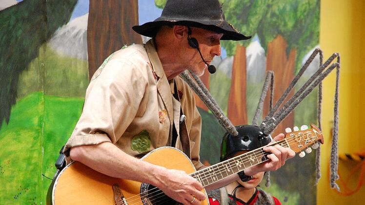 Toni Tanner unterhielt und beschäftigte die Kinder mit Musik, Geräuschen, Geschichten und Botschaften.