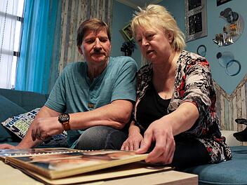 Udo Helmreich und seine Frau Ursula blättern durch ein Album voller schmerzhafter Erinnerungen. Anna-Lena Deuerling