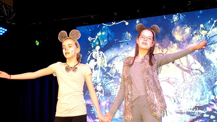 Die Feldmaus Mathilde (Leonie Schlee, rechts) und ihr  Mäuserich (Eva Bergmann) helfen den Traumfliegern zu entkommen Foto: Susanne Deuerling