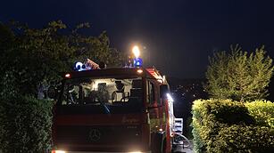 Ein am Samstagmorgen aus bislang unbekannter Ursache ausgebrochener Brand eines Carports in Leinach (Landkreis Würzburg/Unterfranken) griff auf eine benachbarte Hütte über und führte zum vollständigen Ausbrennen eines Peugeots, eines Motorbootes und Wohnwagens.