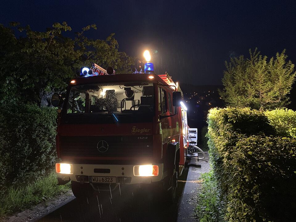 Ein am Samstagmorgen aus bislang unbekannter Ursache ausgebrochener Brand eines Carports in Leinach (Landkreis Würzburg/Unterfranken) griff auf eine benachbarte Hütte über und führte zum vollständigen Ausbrennen eines Peugeots, eines Motorbootes und Wohnwagens.