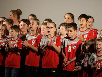Zum 100. Geburtstag des FC Bad Brückenau präsentierte der Nachwuchs des Vereins ein selbst komponiertes Geburtstagsständchen auf der Bühne. Foto: Sebastian Schmitt