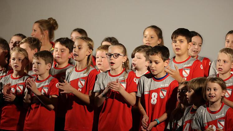 Zum 100. Geburtstag des FC Bad Brückenau präsentierte der Nachwuchs des Vereins ein selbst komponiertes Geburtstagsständchen auf der Bühne. Foto: Sebastian Schmitt