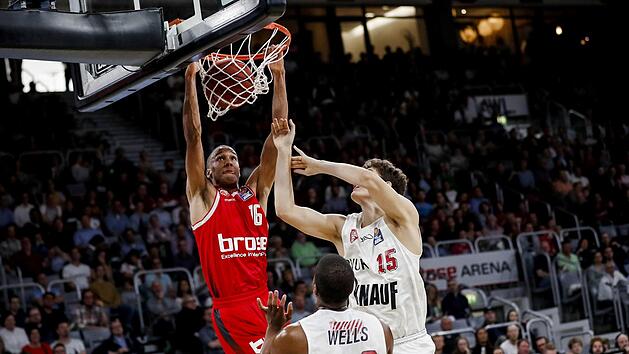 In der vergangenen Saison kamen die W&uuml;rzburger in der Brose-Arena zweimal unter die R&auml;der. Im Pokal-Achtelfinale verloren sie mit 74:92 und in der Bundesliga mit 65:97. Hier l&auml;sst sich Louis Olinde von Fynn Fischer nicht stoppen und stopft den Ball durch den Ring; vorne der W&uuml;rzburger Topscorer Cameron Wells. Foto: D. L&ouml;b