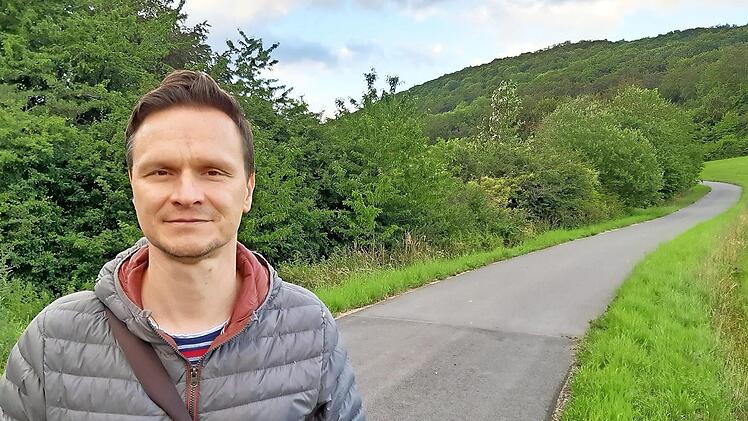 Auf diesem Foto wirkt der Hintergrund ruhiger. Der Weg führt den Blick ins Bild. Das Gesicht ist gleichmäßig ausgeleuchtet.