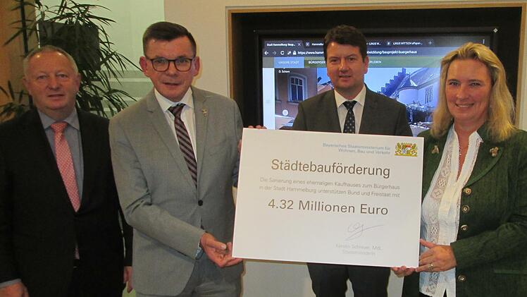 Staatsministerin Kerstin Schreyer (rechts) überreichte den symbolischen Scheck über 4,32 Millionen Euro zur Freude von (von links) Landrat Thomas Bold, Bürgermeister Armin Warmuth und MdL Sandro Kirchner.