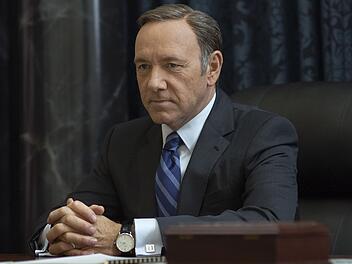 Fünf Staffeln war Frank Underwood die unumstrittene Hauptfigur der Politserie "House of Cards". Dann wurden gegen Hauptdarsteller Kevin Spacey wurden massive Belästigungsvorwürfe laut. Netflix reagierte damals mit seiner sofortigen Entlassung.