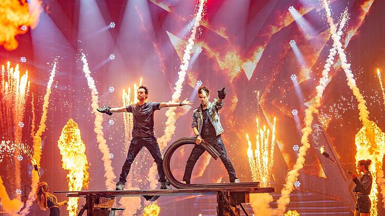 Seit zehn Jahren sind die Ehrlich Brothers in den großen Arenen unterwegs. Ihr Jubiläum feiern sie mit einem besonderen Programm: "DIAMONDS" ist ein Mix aus ihren besten Illusionen.Das ZDF zeigt "Ehrlich Brothers DIAMONDS- Die große Jubiläumsshow" aus der Dortmunder Westfalenhalle am Samstag, 27. September, um 20.15 Uhr.
