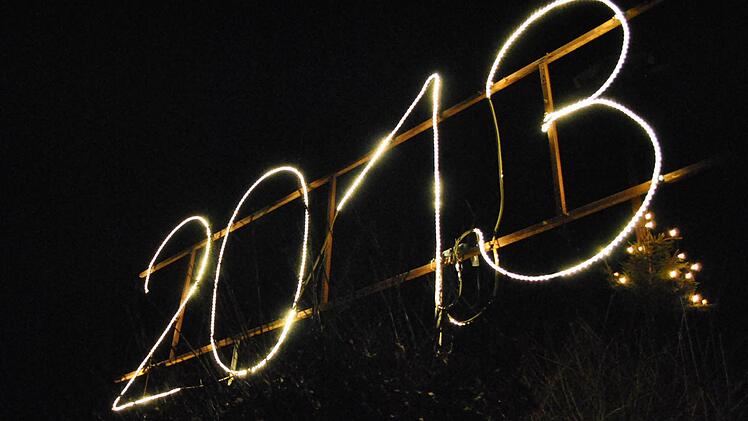 Die beleuchtete Zahl am Riedenberger Kapellchen.