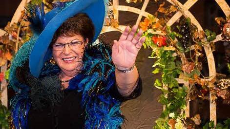 Kein blaues Kleid, aber zumindest eine blaue Federboa: Landtagspräsidentin Barbara Stamm. Foto: Tobias Köpplinger