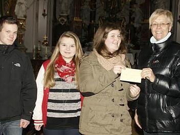 Die Limbacher Firmlinge helfen Kindern in Rumänien: 100 Euro für das Kinderhaus Prietenia der Rumänien-Soforthilfe überreichten Lukas Bauer, Miriam Baum und Julia Scholl (von links) an Susanne Kastner, die das Hilfsprojekt vor 20 Jahren ins Leben gerufen hat.Foto: Sabine Weinbeer