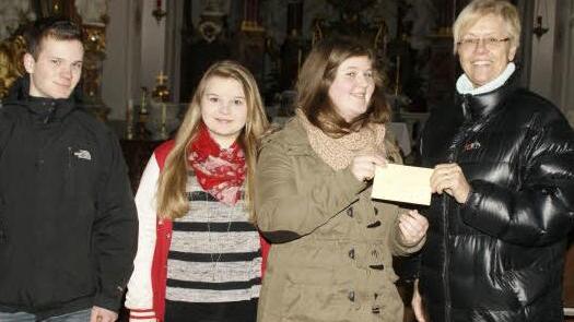 Die Limbacher Firmlinge helfen Kindern in Rumänien: 100 Euro für das Kinderhaus Prietenia der Rumänien-Soforthilfe überreichten Lukas Bauer, Miriam Baum und Julia Scholl (von links) an Susanne Kastner, die das Hilfsprojekt vor 20 Jahren ins Leben gerufen hat.Foto: Sabine Weinbeer