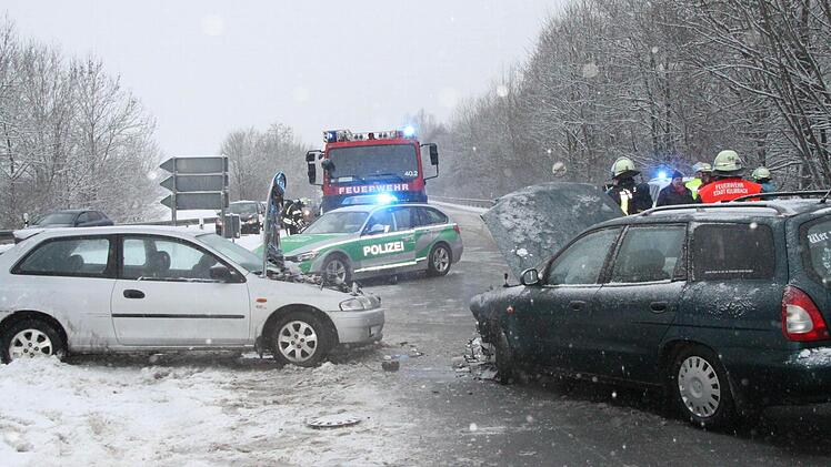 Die Frau im Daewoo geriet nach einem Bremsmanöver mit ihrem Wagen auf die Gegenfahrbahn und prallte gegen den silbernen Mazda. Foto: Jürgen Gärtner