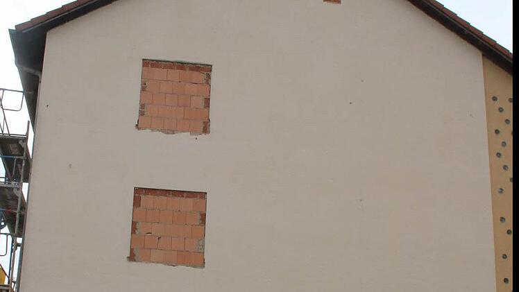 Das Nachbarhaus mit den zugemauerten Fenstern.  Foto: Jennifer Hauser