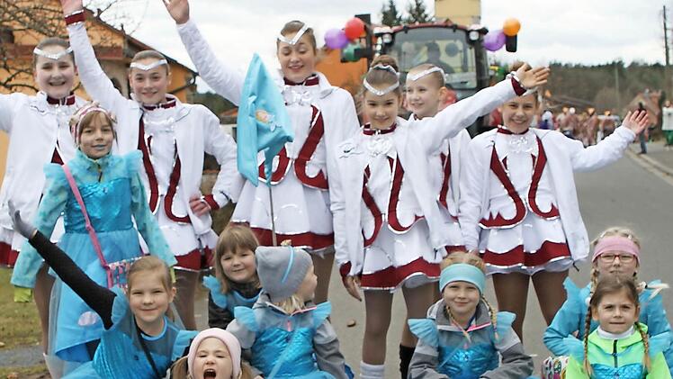 Die "Minis" und die Garde Neubrunn führten den Zug an. Foto: Günther Geiling