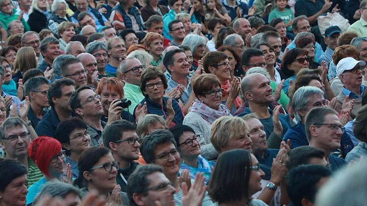 Wie Hans-Jürgen Buchner und seine Band Haindling ihr Konzert beim Tambacher Sommer zum ebenso gelungenen wie nachdenklich stimmenden Abend werden lassen.