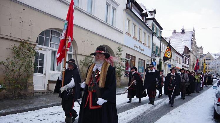 Die historischen Gruppen zogen zur Stadtpfarrkirche.