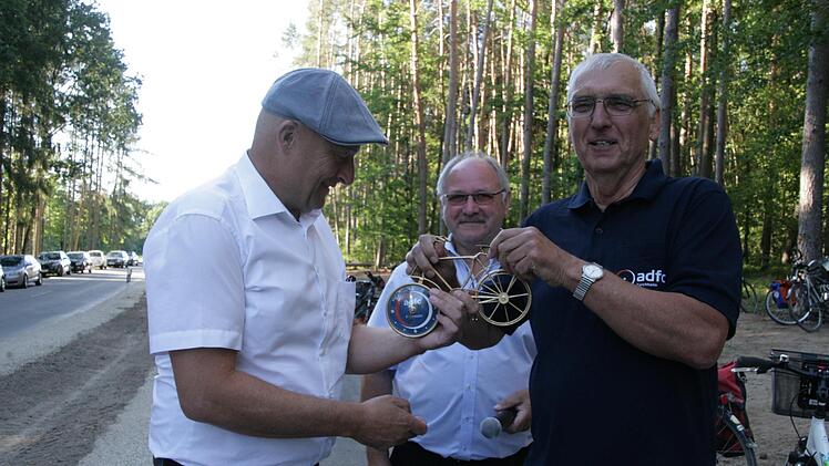 Eggolsheims Bürgermeister Claus Schwarzmann (l.)  bekommt von Gerhard Krahl, Vorstandsmitglied im ADFC Forchheim, ein goldenes Fahrrad überreicht. Foto: Sylvia Hubele