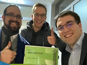 Alexander Allousch, Johannes Wirth und Konrad Körner von der  Jungen Union waren am Dienstagabend im Rathaus dabei.   Die Newcomer haben die erforderlichen Unterschriften  locker erreicht und sind für die Wahl locker  zugelassen.  Foto: privat