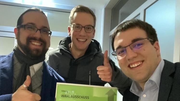 Alexander Allousch, Johannes Wirth und Konrad Körner von der  Jungen Union waren am Dienstagabend im Rathaus dabei.   Die Newcomer haben die erforderlichen Unterschriften  locker erreicht und sind für die Wahl locker  zugelassen.  Foto: privat
