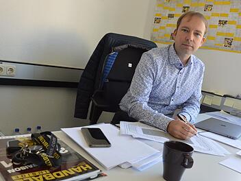 Hemd und Stoffhose statt Trainingsanzug: Seit Juni dieses Jahres hat Jan Gorr die Fäden beim Bundesliga-Aufsteiger HSC 2000 Coburg in der Hand.  Foto: Maximilian Glas