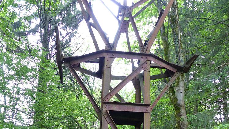 Auch zwei erhaltene Stahlstützen der Seilbahn machen die Geschichte dieser Zeit noch greifbar. Foto: Evelyn Schneider